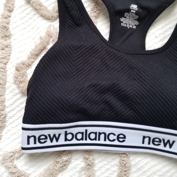 New Balance Medium Impact Black Logo Sports Bra Medium - Picture 2 of 6